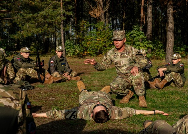 The US Army's 1st Cavalry Division trains Polish students