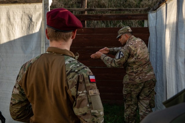 The US Army's 1st Cavalry Division trains Polish students