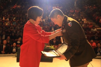 Yongsan-Casey commander receives honorary citizenship