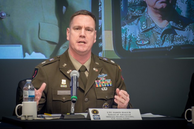 El Teniente Coronel Jason Haub, Programa de Estudios Avanzados de Liderazgo Estratégico, Escuela de Estudios Militares Avanzados, habla como panelista durante el panel de la Oficina de Estudios Culturales y de Área el 28 de octubre.