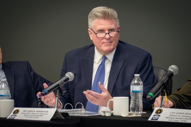 El Dr. John Modinger, profesor asociado de SAMS y retirado de la Fuerza Aérea de EE. UU., habla como panelista durante el panel de la Oficina de Estudios Culturales y de Área el 28 de octubre, en Fort Leavenworth, Kansas.