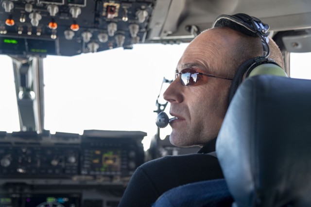 Antarctic Airlift: change of command on the ice