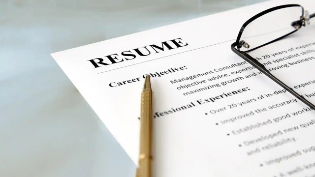 The Army Community Service Employment Readiness Program assists military-connected job seekers in federal employment, including account creation, hiring eligibility, and resume tailoring, promoting a five-page federal resume.