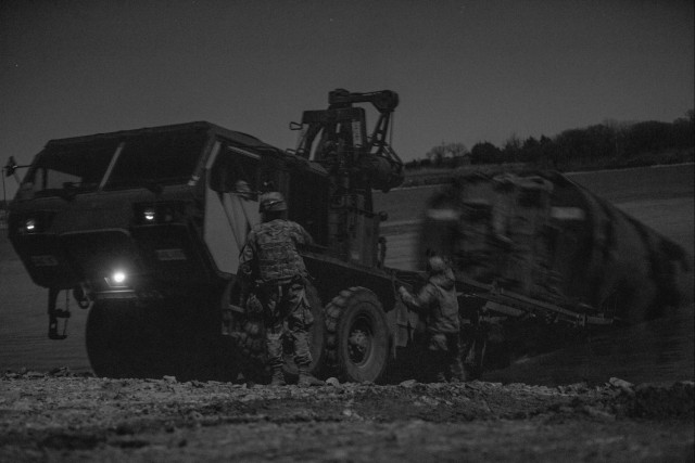 Wet Gap Crossing Tests Army Engineers&#39; Combat Readiness
