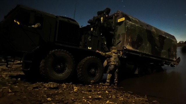 Wet Gap Crossing Tests Army Engineers&#39; Combat Readiness