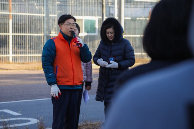 Camp Casey volunteers warm homes during holiday season