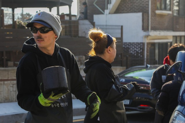 Camp Casey volunteers warm homes during holiday season