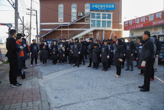 Camp Casey volunteers warm homes during holiday season