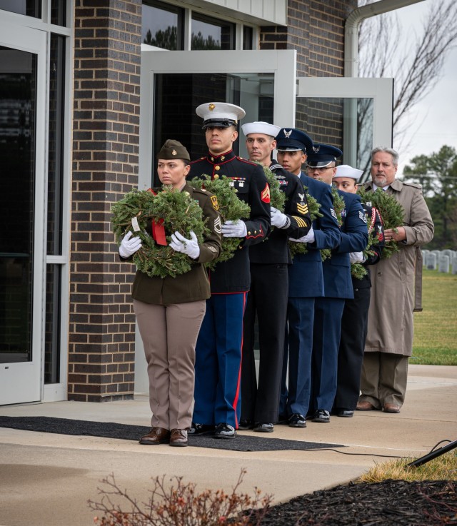 ชุมชน Fort Leonard Wood และสมาชิกบริการใช้เวลาในการจดจำ ให้เกียรติ และสอนในระหว่างพิธี Wreaths Across America ปี 2023 ที่สุสานทหารผ่านศึกรัฐมิสซูรี - Fort Leonard Wood