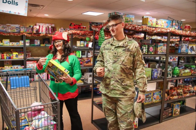 Fort Sill&#39;s Toys for Kids Program brightens military families&#39; holidays