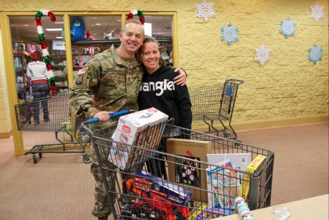 Fort Sill&#39;s Toys for Kids Program brightens military families&#39; holidays