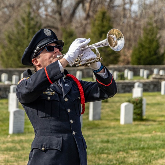 Scott Gordan จาก Bugles Across America เล่น Taps ในพิธีวางพวงมาลาประจำปีที่ Fort Knox ที่ Fort Knox รัฐเคนตักกี้ วันที่ 14 ธันวาคม 2024 มีการวางพวงมาลาแปดร้อยห้าสิบไว้ที่ป้ายหลุมศพของสมาชิกหน่วยบริการซึ่งเป็นส่วนหนึ่งของพิธี