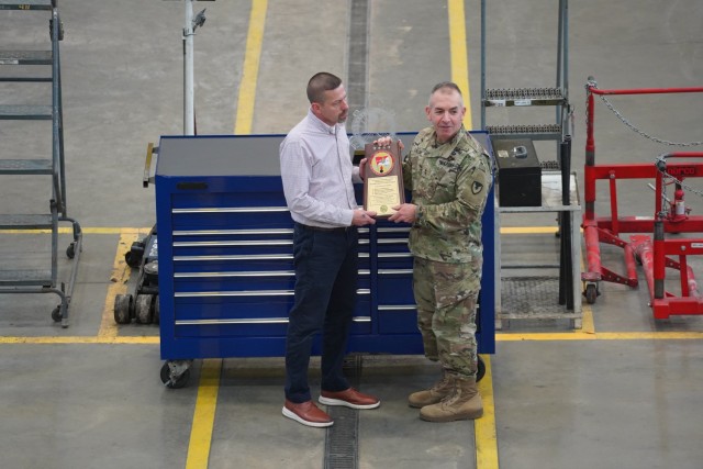 Clayton Nagel, TACOM FMX Fort Leonard Wood branch chief, and Maj. Gen. Michael B. Lalor, commanding general of TACOM, during a Dec. 6, 2024 ceremony at Fort Leonard Wood, Mo.