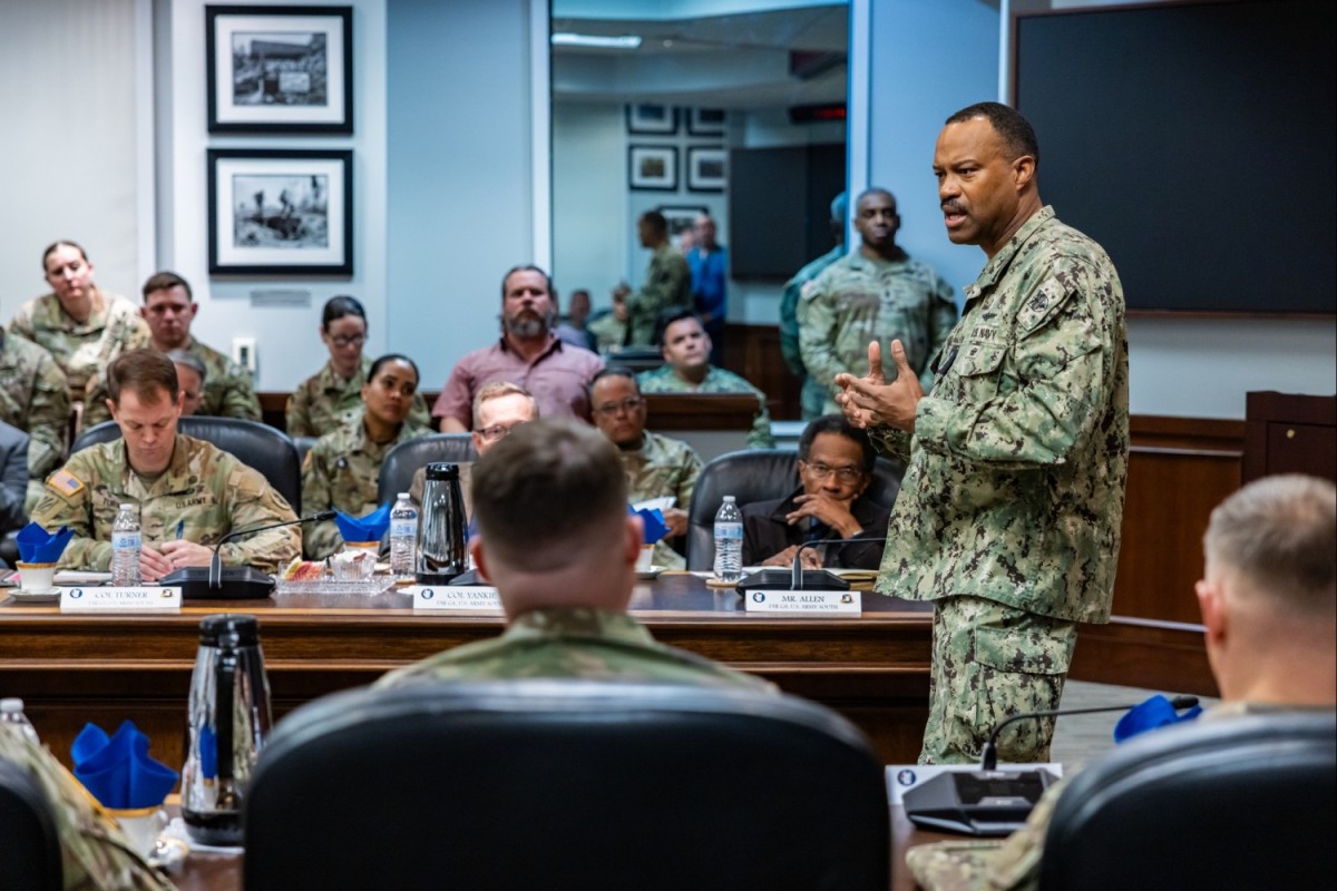 Commander Visits U.S. Army South Headquarters Article The