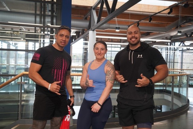 Charles Taupau, Turay Bull y John Cassens asisten a un día de fitness en Tower Barracks, Alemania, el 11 de enero de 2025.