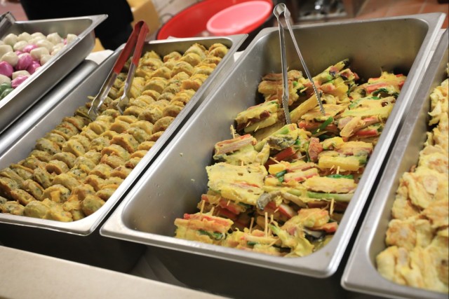 Volunteers prepare heartwarming meal for the Lunar New Year