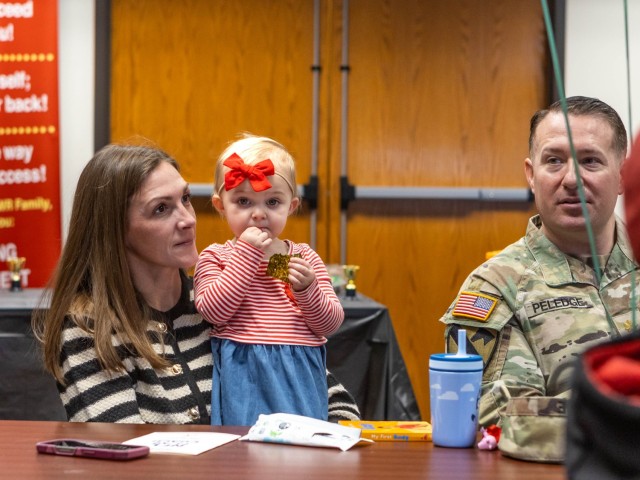 A equipe de esportes e fitness de Fort Knox é reconhecida pelo comandante do Fort Knox Garrison, coronel Chris Ricci e Diretoria de Família e Moral, diretor de bem -estar e recreação Randy Moore em Fort Knox, Kentucky, em 3 de fevereiro de 2025. A Juventude Fort Knox. .