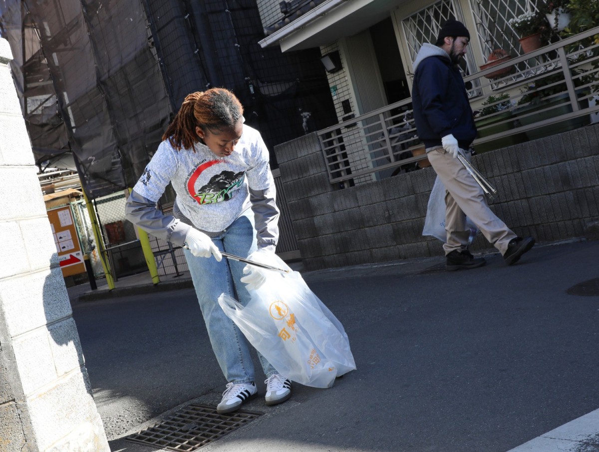 Camp Zama volunteers help beautify area near local train station | Article