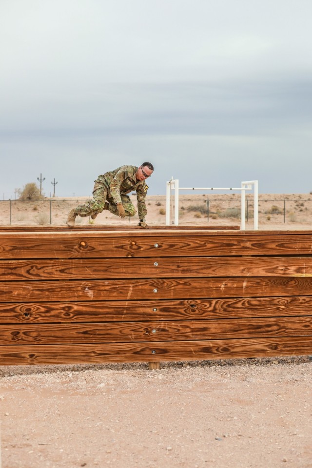 Dagger Brigade OC/T Navigates Obstacle Course