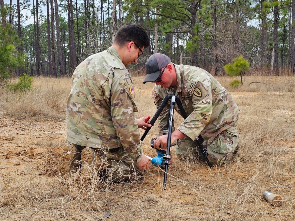 Army, Air Force Explosive Ordnance Disposal technicians train to defeat ...