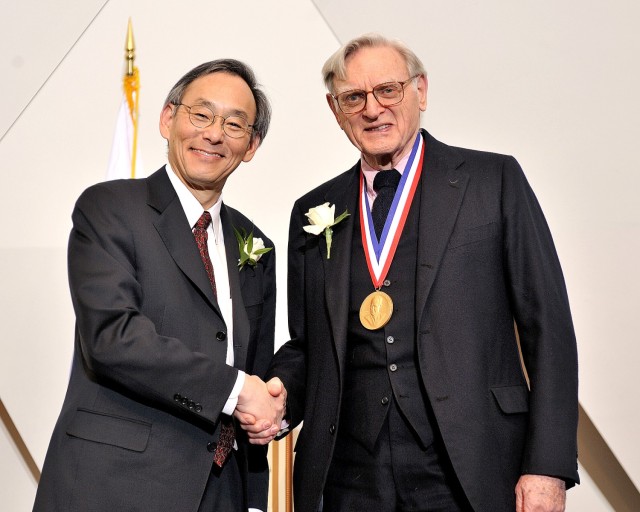 John B. Goodenough, right, receives the 2009 Enrico Fermi Award from Secretary of Energy Steven Chu.