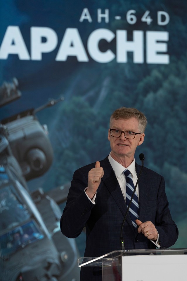 U.S. and Polish Officials Sign Apache Lease Agreement