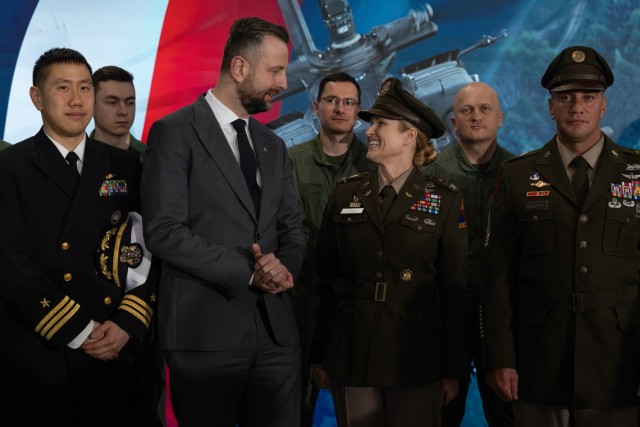 U.S. and Polish Officials Sign Apache Lease Agreement