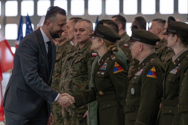 U.S. and Polish Officials Sign Apache Lease Agreement