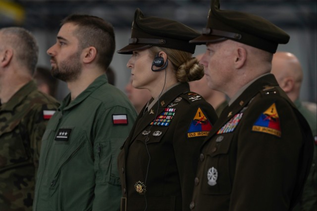 U.S. and Polish Officials Sign Apache Lease Agreement