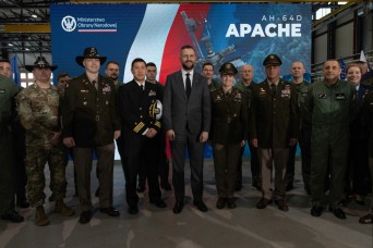 U.S. and Polish Officials Sign Apache Lease Agreement