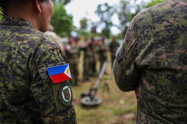 Soldiers of the Philippine Army 5th and 7th Infantry Division observed as U.S. Army Soldiers of the Cross-Domain Effects Company, 1st Battalion, 21st Infantry Regiment (Task Force Gimlet), 25th Infantry Division, instruct the subject matter expert...