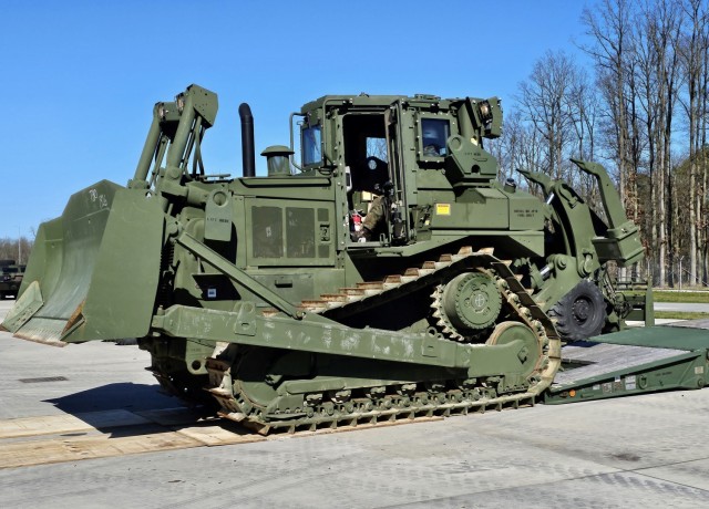 Polish servicemembers train on loading, moving U.S. Army APS-2 heavy construction vehicles