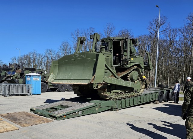 Polish servicemembers train on loading, moving U.S. Army APS-2 heavy construction vehicles