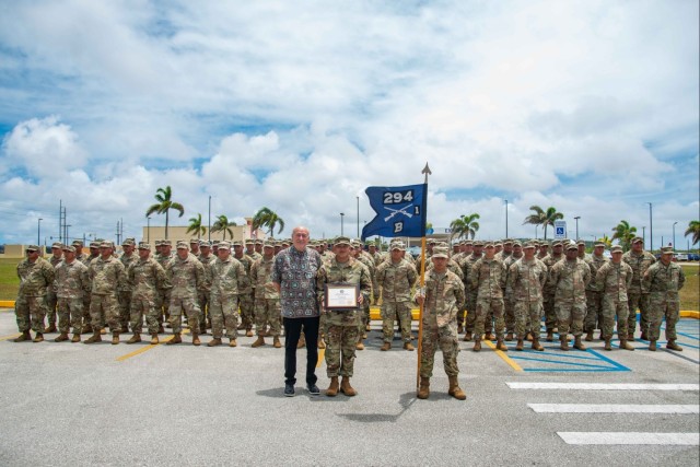 USARPAC Gen Clark presents the Alexander Hamilton Award to Team Binadu with Guam Army National Guard
