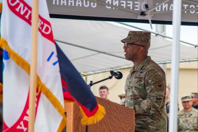 USARPAC Gen Clark presents the Alexander Hamilton Award to Team Binadu with Guam Army National Guard