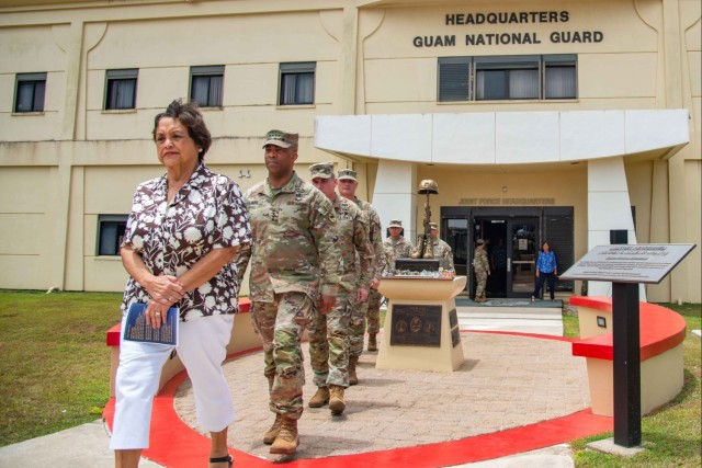 USARPAC Gen Clark presents the Alexander Hamilton Award to Team Binadu with Guam Army National Guard