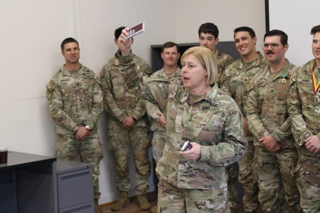 Lt. Gen. Heidi J. Hoyle (center)