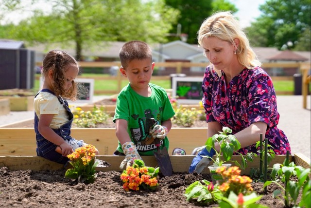 First Lady of Kentucky Visits Fort Campbell to Honor Military Children