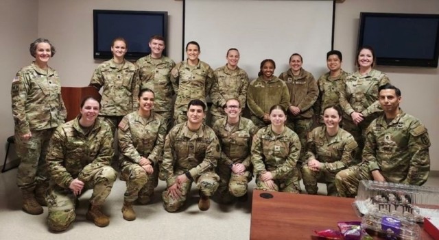 New Army veterinarians learn from USAMRIID pathologist’s expertise, experience
