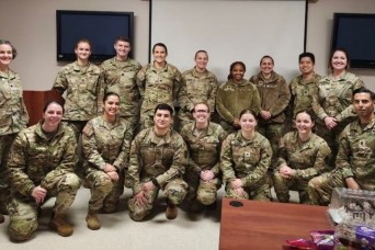 New Army veterinarians learn from USAMRIID pathologist’s expertise, experience