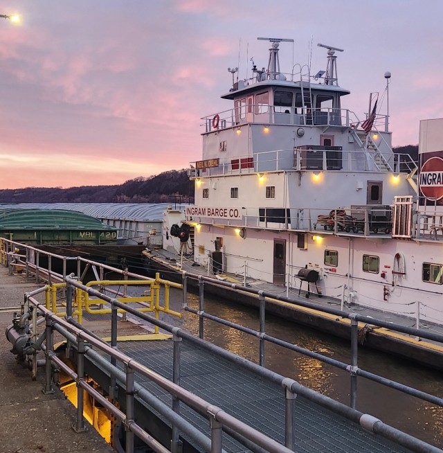St. Paul District welcomes the first tow of the 2025 navigation season