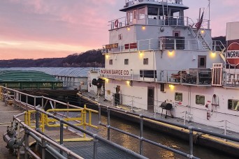 St. Paul District welcomes the first tow of the 2025 navigation season