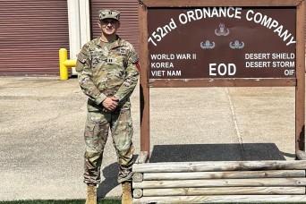 Explosive Ordnance Disposal officer proves mettle during world record bomb suit run