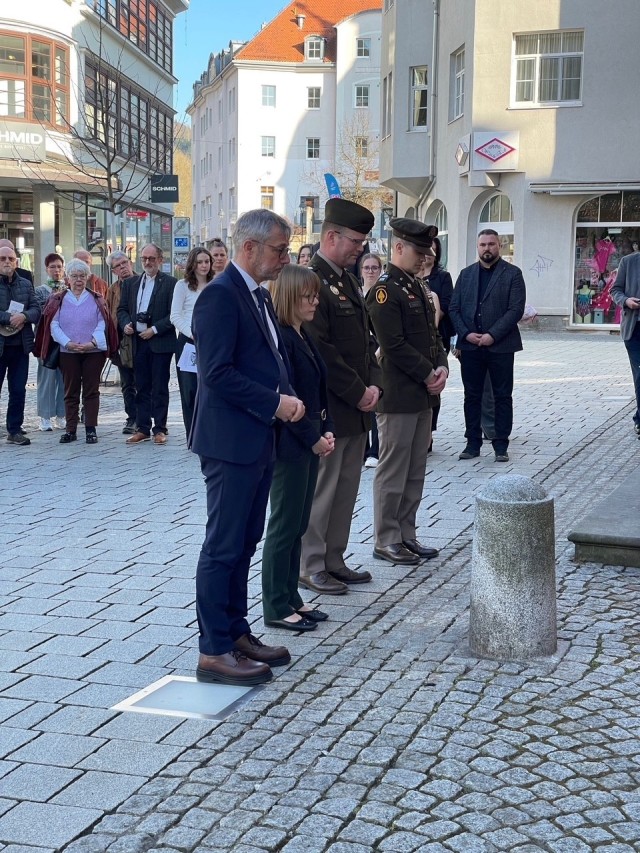 : Left to Right: Suhl Mayor, Andre Knapp, Barbara Bein [U.S Consulate General Leipzig], LTC John Thruelsen [US Forces Liaison Officer], CPT Diego Caula [928TH CBN].