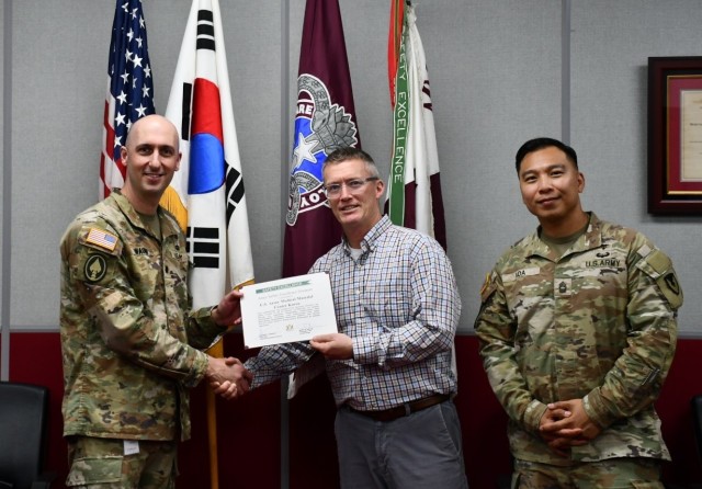 USAMMC-K receives Army safety excellence streamer