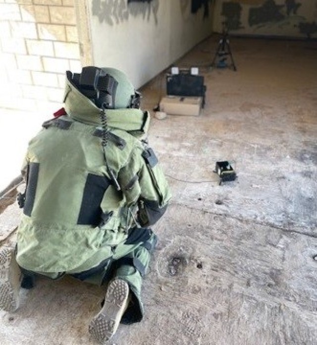 US Army EOD techs evaluate X-ray prototype during Project Convergence Capstone
