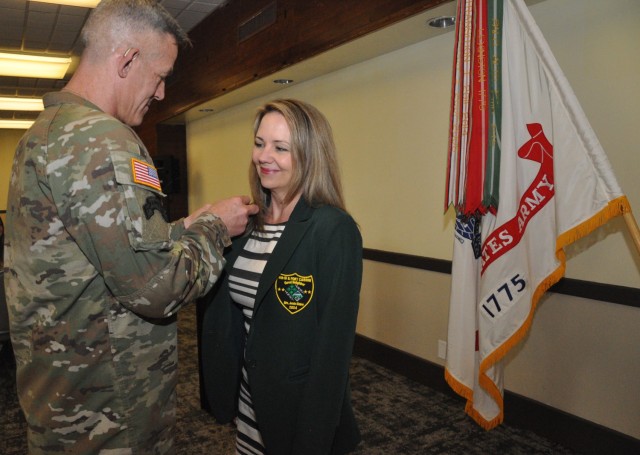 FORT CARSON, Colo. — Maj. Gen. David Doyle, commanding general, 4th Infantry Division and Fort Carson, presents the Fort Carson Good Neighbor memento to Jessie Kimber for her unwavering support and devotion to Fort Carson Soldiers, Families and...