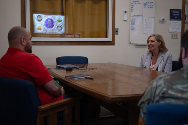 Karen Raines, spouse of the senior consultant John Raines, the senior consultant of the boss of the National Guard Bureau, meets with volunteers of the family regulations at the Joint Force Headquarters -Maine, April 30, 2025 ....