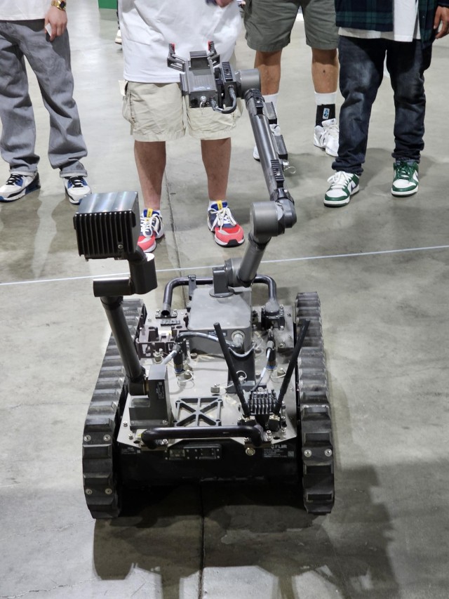 Explosive Ordnance Disposal techs support US Army recruiting at Long Beach Grand Prix