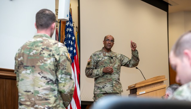 General Gary Brito, Training and General Command of the US Army and Dogstrando, answered the question of a soldier on May 13 during the Protection Senior Leader Forum, which is organized by the Manöver support center of the US Army in Fort Leonard Wood.